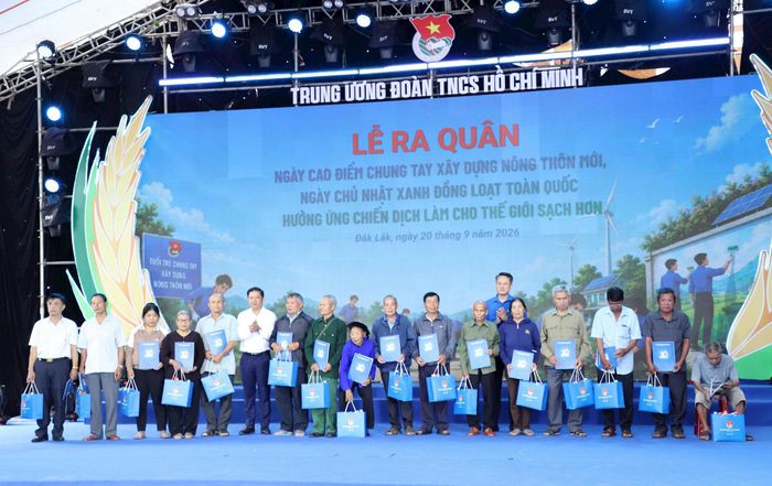 Bí thư Tỉnh ủy, Trưởng đoàn Đại biểu Quốc hội tỉnh Đắk Lắk Lương Nguyễn Minh Triết và Bí thư Trung ương Đoàn, Chủ tịch Trung ương Hội LHTN Việt Nam Nguyễn Kim Quy trao quà cho người dân. Ảnh: Đăng Hải