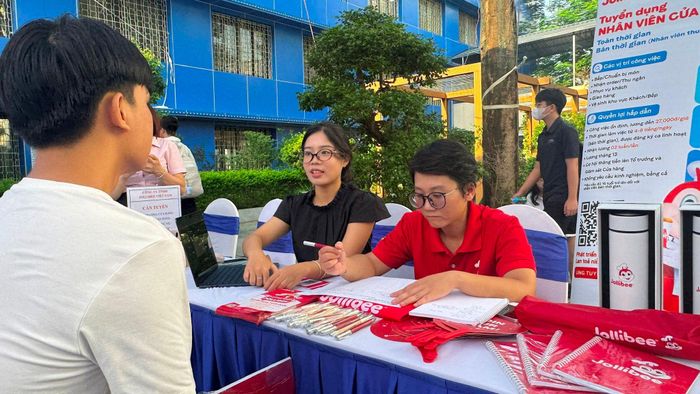 Vũ Duy Hiếu, sinh viên năm thứ 4 Khoa Quản trị nhân lực (Trường Đại học Công đoàn) tự tin trao đổi với các chuyên viên tuyển dụng. Ảnh: Mai Hoa