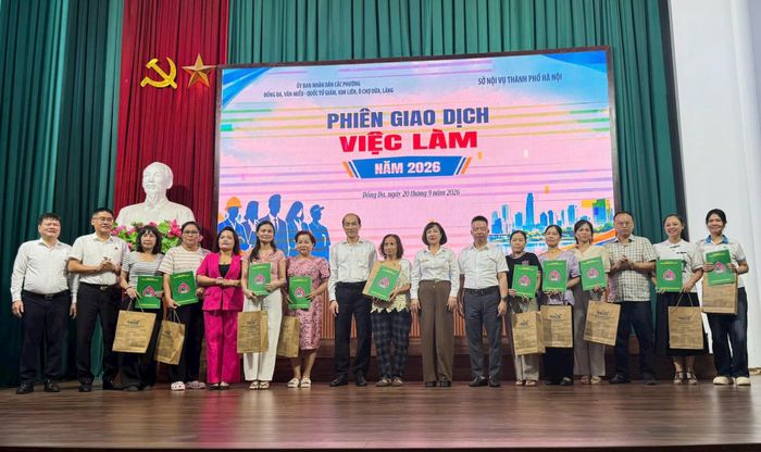 Trao hợp đồng vay vốn tại Phiên Giao dịch việc làm lưu động cụm Đống Đa, tổ chức sáng 20-9. Ảnh: Mai Hoa