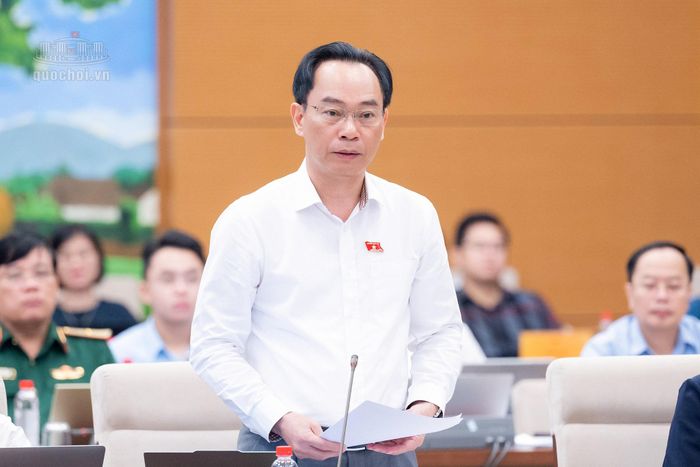 Bộ trưởng Bộ Giáo dục và Đào tạo Hoàng Minh Sơn trả lời tại phiên giải trình. Ảnh: quochoi.vn