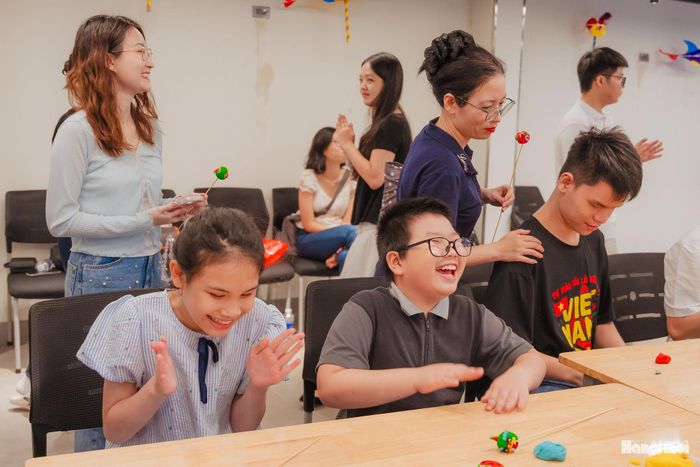 Không khí tại workshop vì thế trở nên rộn ràng. Những tiếng trò chuyện, hướng dẫn và tiếng cười xen giữa quá trình các em chăm chú hoàn thiện sản phẩm.