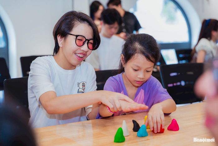 Những khối bột nhiều màu sắc được trao tận tay các em. Từ việc lựa chọn bột, làm quen với chất liệu đến từng thao tác tạo hình, các em được tự mình thực hiện sản phẩm theo cách riêng.