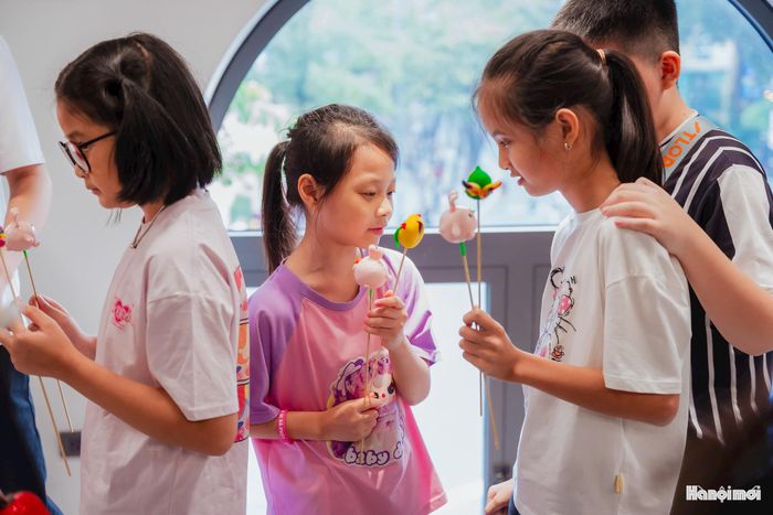 Những sản phẩm do các em khiếm thị, học sinh có thị lực hạn chế và các bạn nhỏ tham gia hành trình “Chung Tay Dệt Hội” thực hiện đã trở thành một phần đáng nhớ của mùa Trăng.