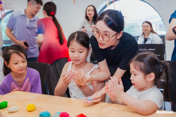 Chị Lê Phương Thảo, tình nguyện viên của chương trình cho biết: "có những em ban đầu còn khá bỡ ngỡ, nhưng qua quá trình cùng làm và giao tiếp với mọi người, các em trở nên tự tin hơn. Là người được tham gia hỗ trợ, mình cảm thấy rất hạnh phúc khi nhìn thấy nụ cười trên môi của các em nhỏ khi được trải nghiệm, gặp gỡ các bạn hoà mình vào không khí Trung thu tại đây".