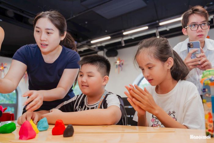 Các tình nguyện viên luôn ở bên hỗ trợ những công đoạn cần thiết, với khoảng hai học sinh được một tình nguyện viên đồng hành để việc hướng dẫn được sát sao hơn.