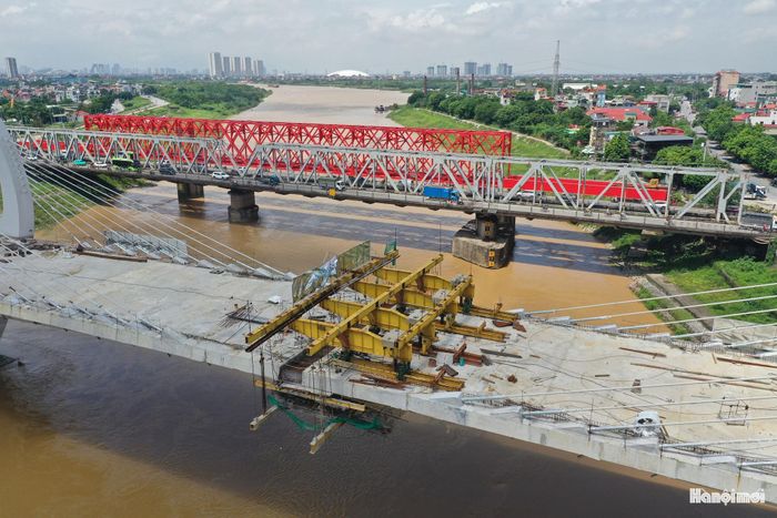 Dự án cầu Đuống mới đã cơ bản hoàn thành các hạng mục cuối cùng của nhịp chính vượt sông, dầm thép đã được đặt vào kết nối giữa 2 nhịp của cầu chính, chờ đổ bê tông hợp long cầu.