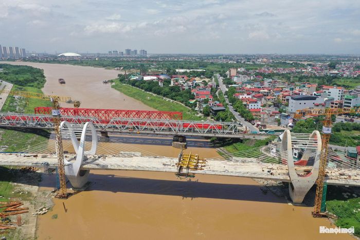 Công trình xây dựng cách cầu Đuống hiện hữu khoảng 100m về hạ lưu sông được kỳ vọng sẽ thay thế cây cầu cũ hơn 120 năm tuổi.