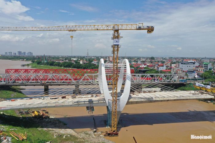 Ban đầu, cầu có trục xoay ở giữa, tạo điều kiện cho tàu thuyền đi qua. Nhưng trong kháng chiến chống Mỹ, cầu bị đánh bom làm hư hỏng phần quay. Đến năm 1981, cầu được xây dựng lại trên nền móng trụ và vị trí cũ.