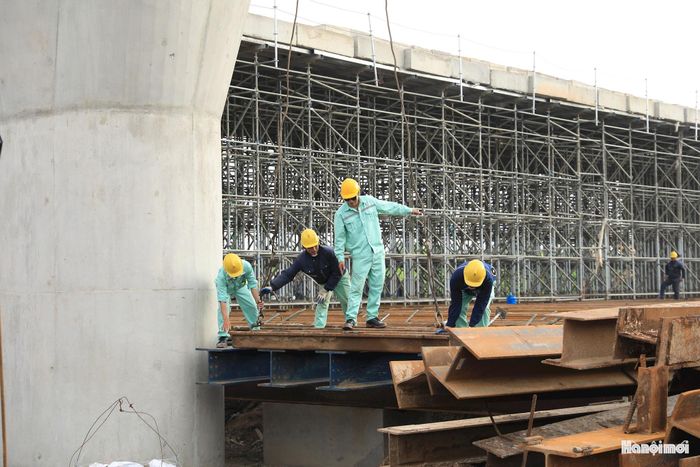 Để đảm bảo tiến độ, đội ngũ kỹ sư, công nhân duy trì thi công từ sáng sớm đến chiều tối, điều chỉnh thời gian làm việc nhằm hạn chế ảnh hưởng của thời tiết.