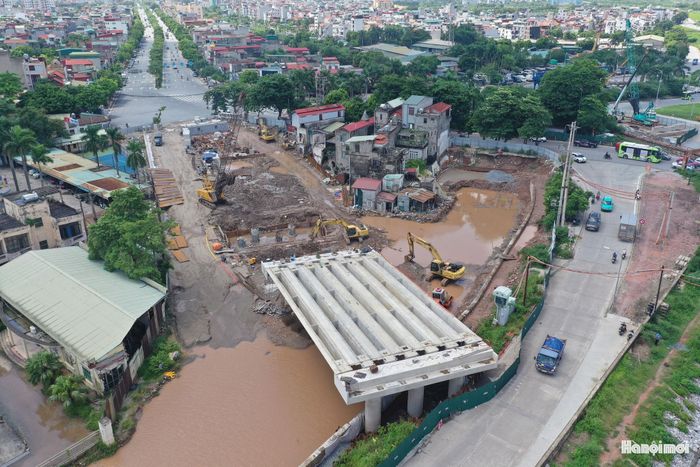 Theo Ban Quản lý dự án Đường sắt triển khai Dự án nâng cấp tuyến vận tải thủy sông Đuống, khu vực bờ sông phía Gia Lâm các đơn vị hiện bố trí 5 mũi thi công, với các hạng mục đúc dầm cầu chính, triển khai các hạng mục bệ thân trụ, tường chắn, đường gom và cống thoát nước theo do Công ty cổ phần Cầu 14, cùng các đơn vị thi công.