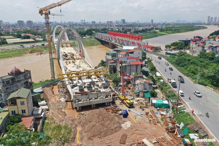 Những ngày đầu tháng 9, trên công trường, các đơn vị thi công đang tập trung nhân lực, máy móc để hoàn thiện các hạng mục cuối cùng của nhịp chính vượt sông, cơ bản hoàn thành giai đoạn hợp long.