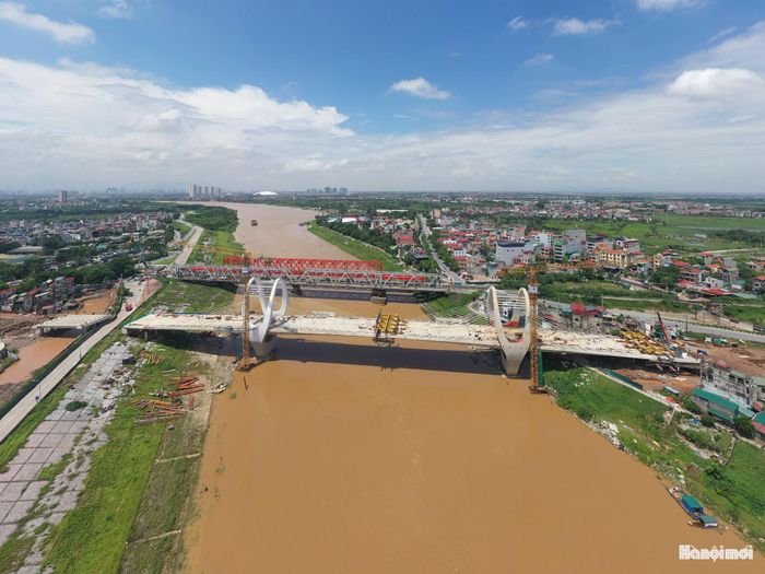 Dự án nâng cấp tuyến vận tải thủy sông Đuống được khởi công tháng 7/2023, gồm hai hợp phần là cầu đường sắt và cầu đường bộ. Tổng mức đầu tư dự án khoảng 1.848,6 tỷ đồng.