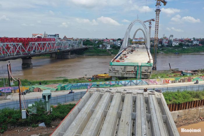 Cầu Đuống mới bao gồm cả cầu đường sắt và cầu đường bộ đều được nâng lên cao 9,5 m (so với hơn 2 m của cầu cũ) giúp tháo nút thắt của tuyến vận tải thuỷ, giúp tàu lớn qua lại dễ dàng.