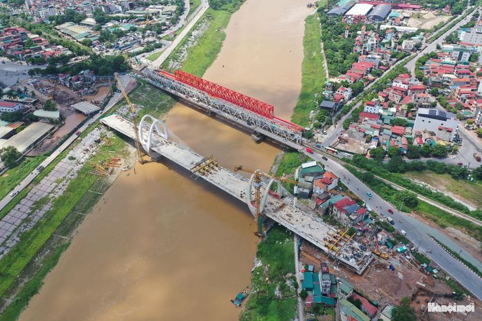 Bên cạnh đó, dự án sẽ nâng cao năng lực vận tải thủy trên hành lang đường thủy số 1, bảo đảm giao thông đường sắt thông suốt nhờ tách riêng cầu đường bộ và cầu đường sắt. Hạ tầng được nâng cấp cũng được kỳ vọng tạo điều kiện thuận lợi hơn cho hoạt động lưu thông hàng hóa giữa Hà Nội và các tỉnh phía Bắc, góp phần rút ngắn thời gian vận chuyển, giảm chi phí logistics và nâng cao hiệu quả khai thác tuyến vận tải.