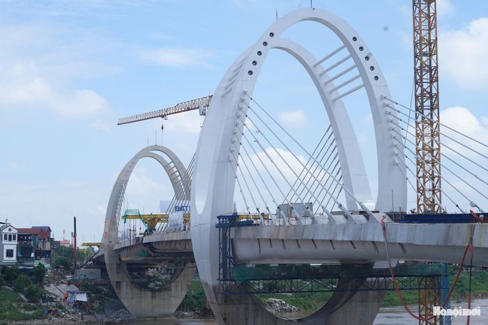 Điểm nhấn kiến trúc của công trình là phương án kết hợp kết cấu cầu vòm thép dây văng hiện đại, vừa đảm bảo yêu cầu kỹ thuật, vừa tạo điểm nhấn cảnh quan trên sông Đuống.