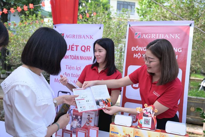 Các ngân hàng đồng hành, hỗ trợ người dân và các tiểu thương trong chuyển đổi số.