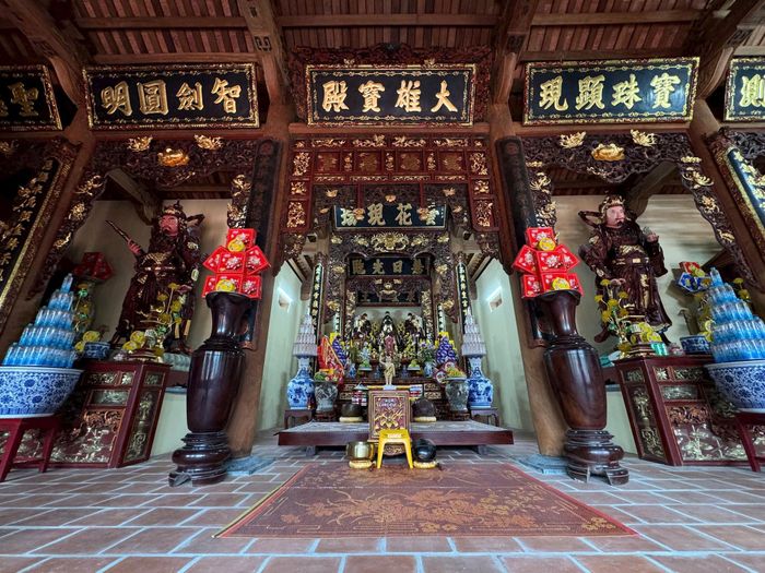 Bên trong chùa Vạn Phúc, xã Nam Phù, thành phố Hà Nội. Ảnh: Duy Khánh
