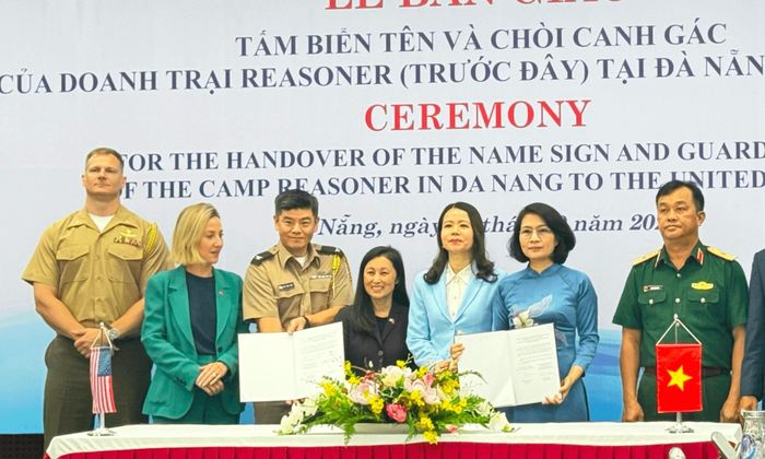 UBND thành phố Đà Nẵng vừa chủ trì, phối hợp với các cơ quan liên quan tổ chức Lễ bàn giao tấm biển tên và chòi canh gác của doanh trại Reasoner trước đây cho Hoa Kỳ. Ảnh: Bộ Ngoại giao cung cấp
