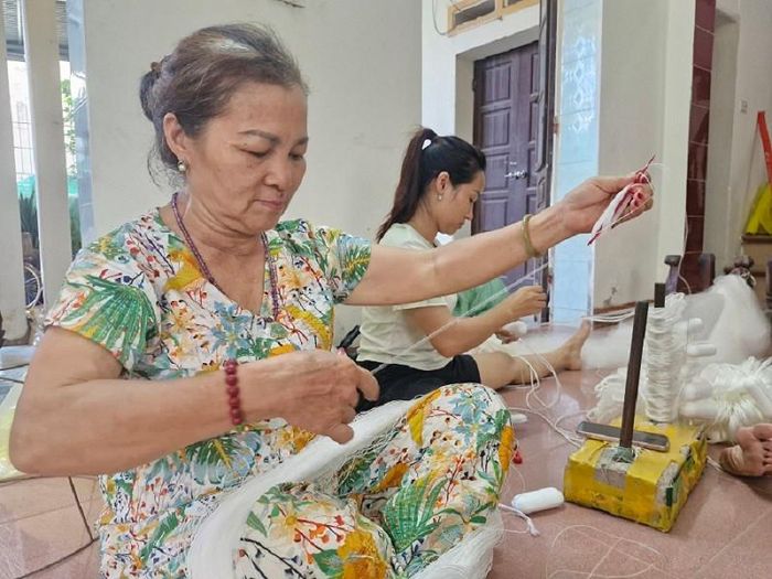 Nghề đan lưới truyền thống ở thôn Trần Phú tiếp tục được gìn giữ, trao truyền qua nhiều thế hệ, tạo nên nét đẹp, bản sắc văn hoá quê hương. Ảnh: PV