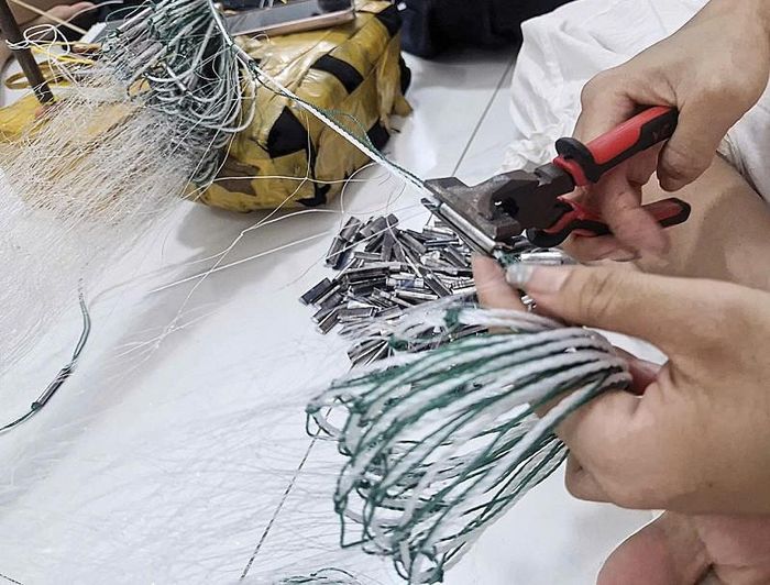 Các công đoạn sản xuất lưới đòi hỏi sự cần cù, tỉ mỉ của mỗi người dân để tạo ra sản phẩm lưới chất lượng, đáp ứng nhu cầu của thị trường. Ảnh: PV 
