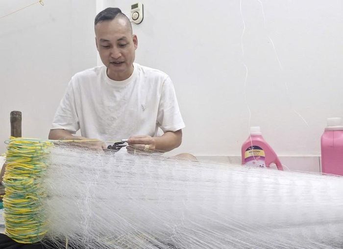 Anh Vũ Văn Dũng, ở thôn Trần Phú đã gắn bó với nghề đan lưới cước gần 40 năm. Ảnh: PV 