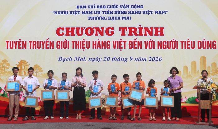 Chủ tịch Ủy ban MTTQ Việt Nam phường Bạch Mai Tạ Thị Thanh Huyền, Phó Chủ tịch UBND phường Bạch Mai Nguyễn Thị Ngọc Anh trao quà tặng học sinh có hoàn cảnh khó khăn. Ảnh: Linh Chi