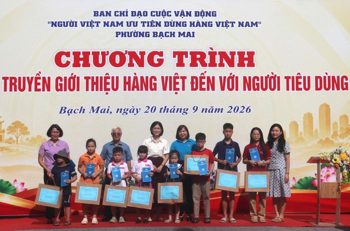 Lãnh đạo Ủy ban MTTQ Việt Nam phường Bạch Mai trao quà tặng học sinh có hoàn cảnh khó khăn. Ảnh: Linh Chi