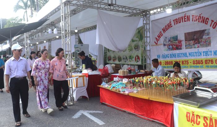 Đại biểu, nhân dân phường Bạch Mai tham quan các gian hàng. Ảnh: Linh Chi