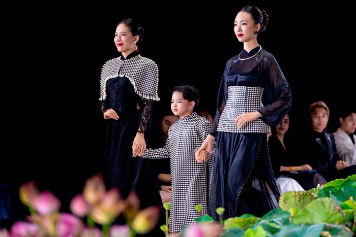 Các thiết kế trong bộ sưu tập được trình diễn ở "Sắc màu Hà Nội". Ảnh: Lê Trọng