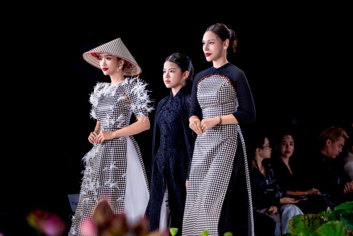Các thiết kế trong bộ sưu tập lấy cảm hứng từ mây tre đan của Cao Minh Tiến. Ảnh: Lê Trọng