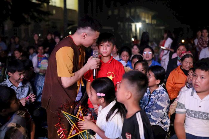 Các em nhỏ vui Trung thu. Ảnh: PV.