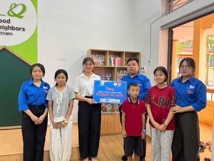 Công trình thanh niên được trao tặng tới các em nhỏ, gửi gắm thông điệp thanh niên Thủ đô đồng hành cùng địa phương chăm lo cho cho thế hệ trẻ. Ảnh: PV.