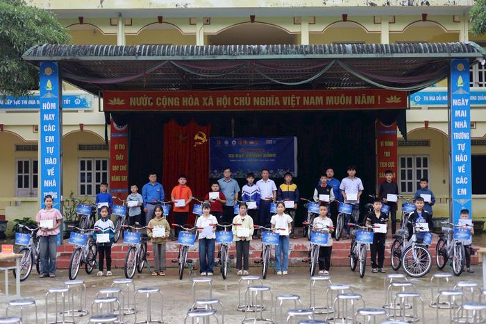 Thanh niên Thủ đô trao tặng xe đạp tới các em nhỏ. Ảnh: PV.