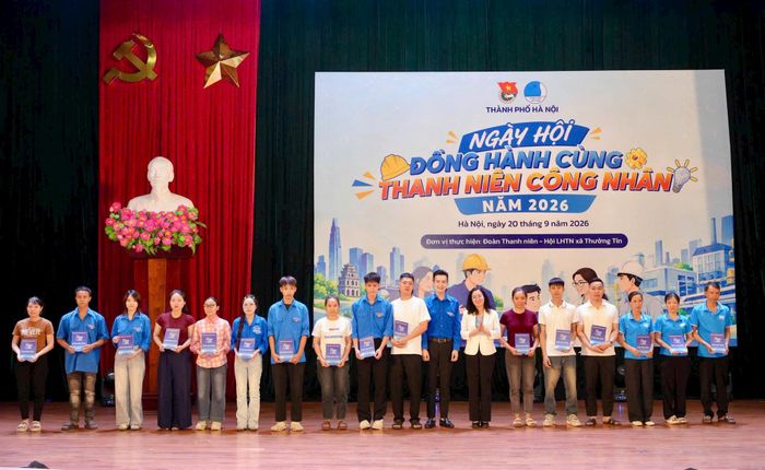 Ban Tổ chức trao quà cho công nhân và con em người lao động vượt qua khó khăn. Ảnh: Bảo Lâm