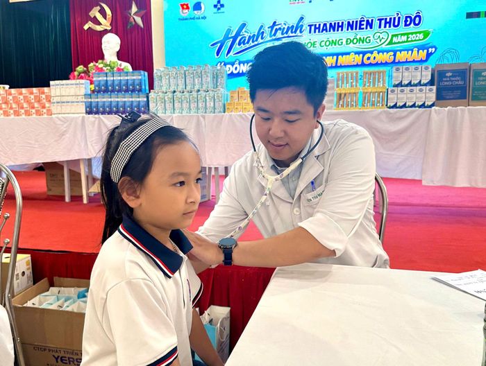 Các y, bác sĩ khám sức khỏe cho con của công nhân. Ảnh: Bảo Lâm