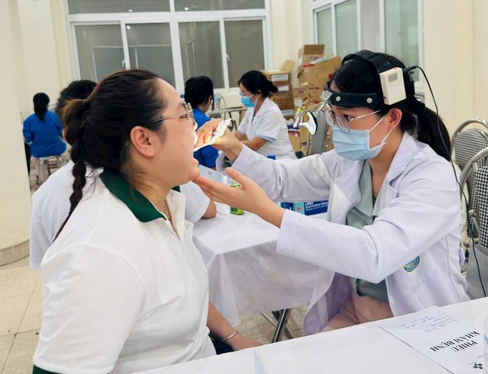 Thanh niên công nhân được thăm khám sức khỏe tại ngày hội. Ảnh: Bảo Lâm