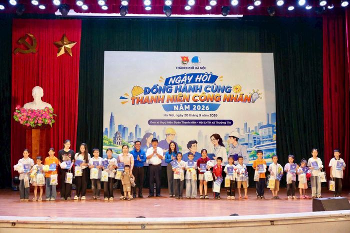 Trao 40 suất quà tới các em thiếu nhi là con thanh niên công nhân. Ảnh: Bảo Lâm