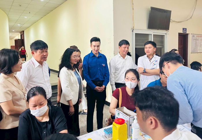 Các đại biểu thăm hỏi người lao động và các y, bác sĩ tình nguyện. Ảnh: Bảo Lâm