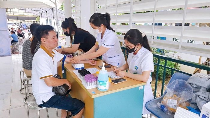 Người dân được lấy máu xét nghiệm cận lâm sàng. Ảnh: TYT