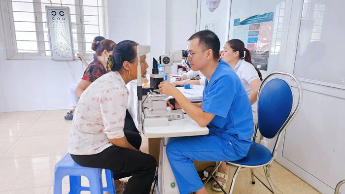 Khám mắt cho người dân thôn Thượng Mỗ. Ảnh: Nga Nguyễn