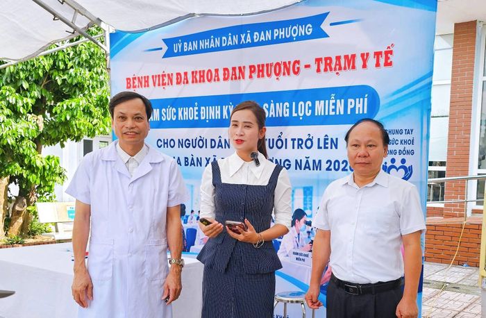 Bác sĩ Nguyễn Gia Phúc, Giám đốc Trạm Y tế xã Đan Phượng (trái) và bác sĩ Quách Duy Kỷ, Giám đốc Bệnh viện Đa khoa Đan Phượng (phải) tham gia livestream tư vấn chăm sóc sức khỏe cho người dân. Ảnh: Nga Nguyễn
