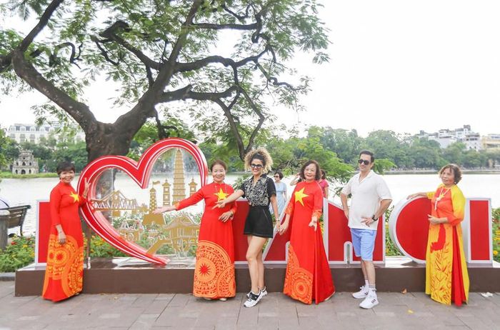 Khu vực hồ Hoàn Kiếm là điểm đến luôn thu hút du khách trong nước và quốc tế trong hành trình khám phá Hà Nội. Ảnh: Khánh Huy