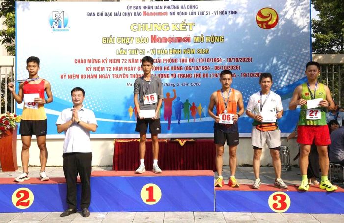 Lãnh đạo phường Hà Đông trao giải cho các đội. Ảnh: PV