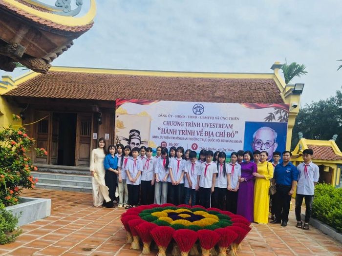 Giáo viên và học sinh trường THCS Bùi Bằng Đoàn tại buổi livestream Ảnh: Kim Xuyến