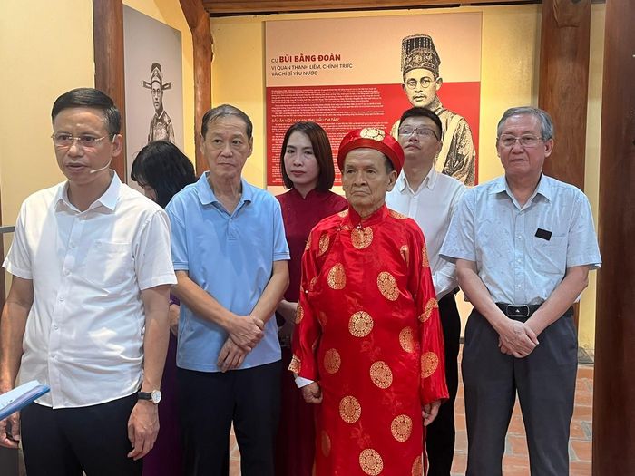 Lãnh đạo xã Ứng Thiên cùng các thế hệ hậu duệ cụ Bùi Bằng Đoàn tại buổi livestream. Ảnh: Kim Xuyến