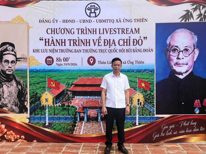 Ông Phạm Văn Thao, Phó Chủ tịch UBND xã Ứng Thiên tại buổi livestream “Hành trình về địa chỉ đỏ”. Ảnh: Kim Xuyến