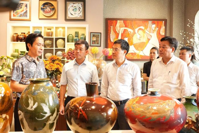 Đoàn công tác của Sở Khoa học và Công nghệ Hà Nội nghe nghệ nhân làng nghề Bát Tràng giới thiệu sản phẩm. Ảnh: Sở KHCN Hà Nội