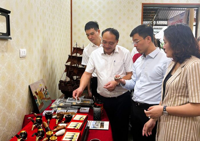 Đoàn công tác của Sở Khoa học và Công nghệ Hà Nội thăm quan, tìm hiểu các làng ng hề ở Chuyên Mỹ. Ảnh: Sở KHCN Hà Nội