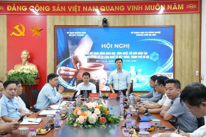 Đoàn công tác của Sở Khoa học và Công nghệ Hà Nội làm việc tại xã Bát Tràng. Ảnh: Sở KHCN Hà Nội