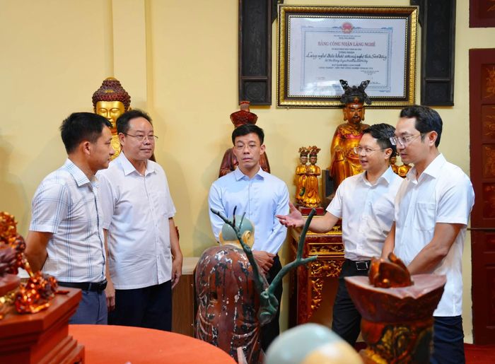 Đoàn công tác của Sở Khoa học và Công nghệ Hà Nội thăm quan, tìm hiểu các sản phẩm của Sơn Đồng. Ảnh: Sở KHCN Hà Nội
